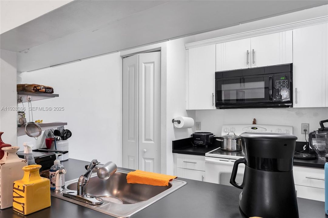 For Sale: $315,000 (3 beds, 2 baths, 993 Square Feet)