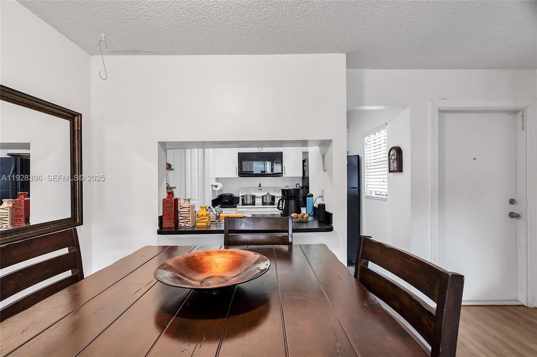 For Sale: $315,000 (3 beds, 2 baths, 993 Square Feet)