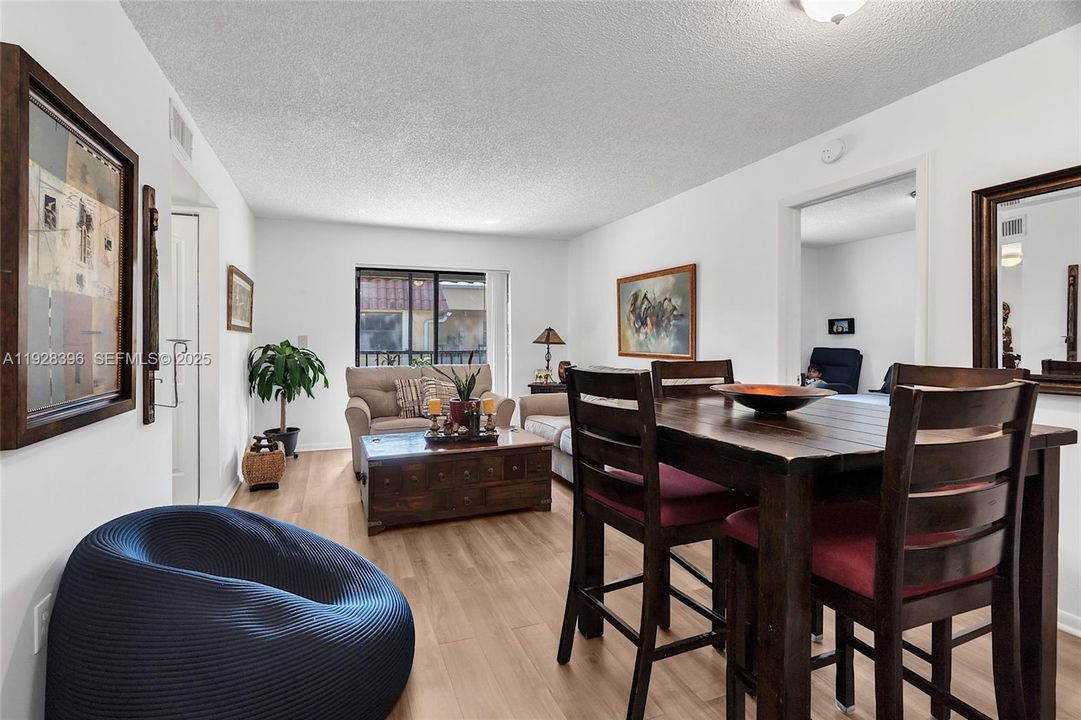 For Sale: $315,000 (3 beds, 2 baths, 993 Square Feet)