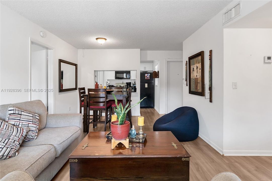 For Sale: $315,000 (3 beds, 2 baths, 993 Square Feet)