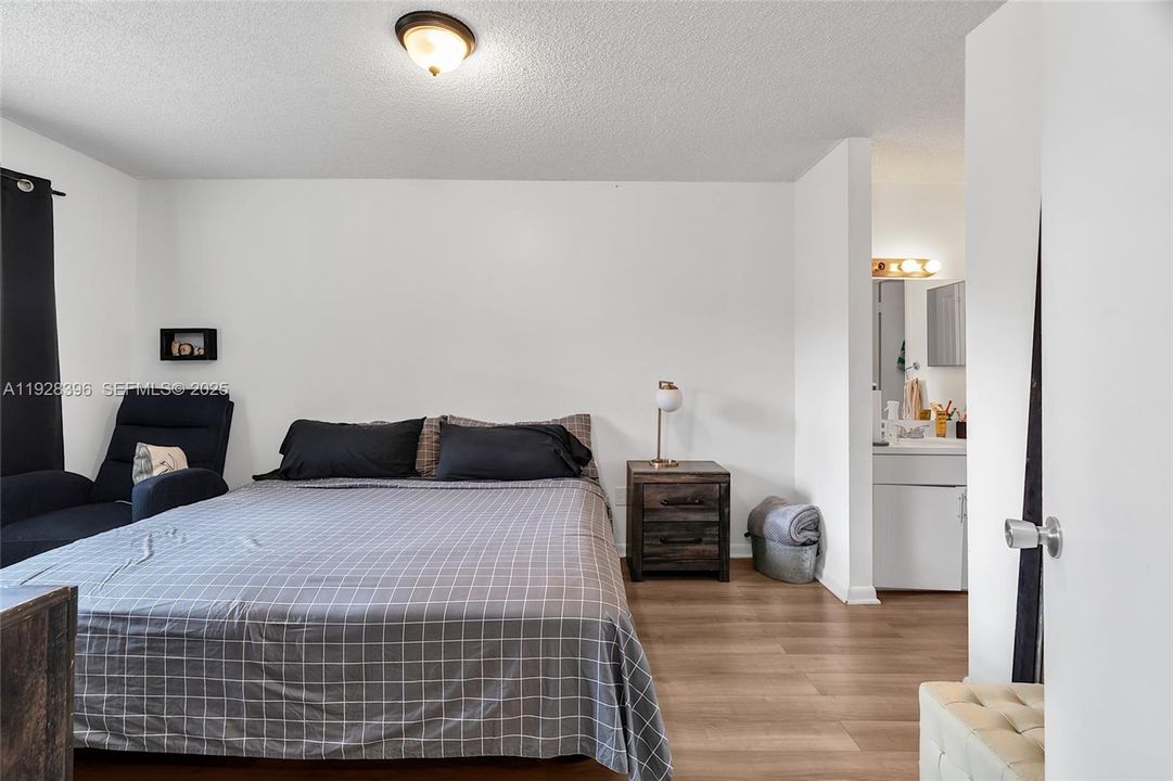 For Sale: $315,000 (3 beds, 2 baths, 993 Square Feet)