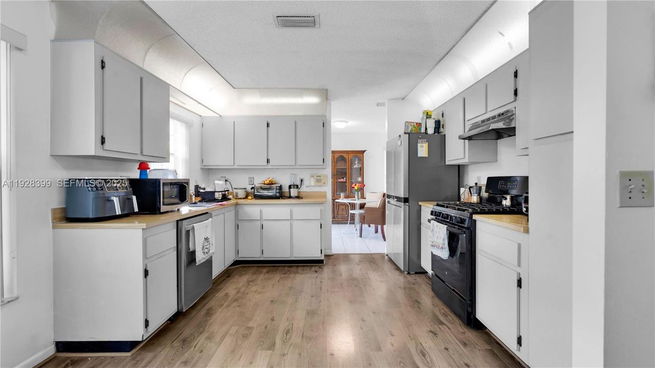 For Sale: $575,000 (4 beds, 2 baths, 1874 Square Feet)