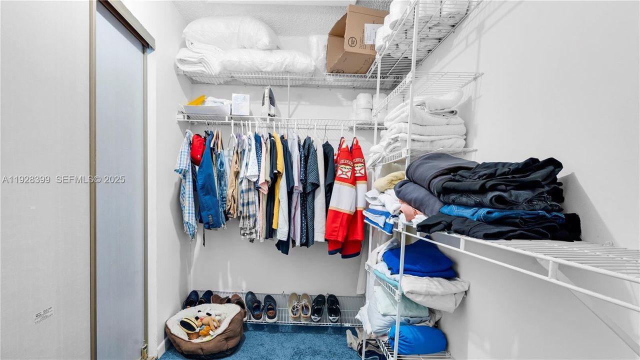 MASTER WALKING CLOSET