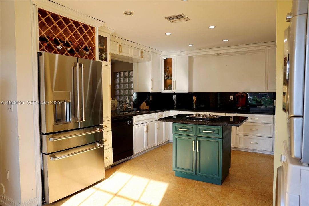 For Sale: $550,000 (3 beds, 2 baths, 1638 Square Feet)