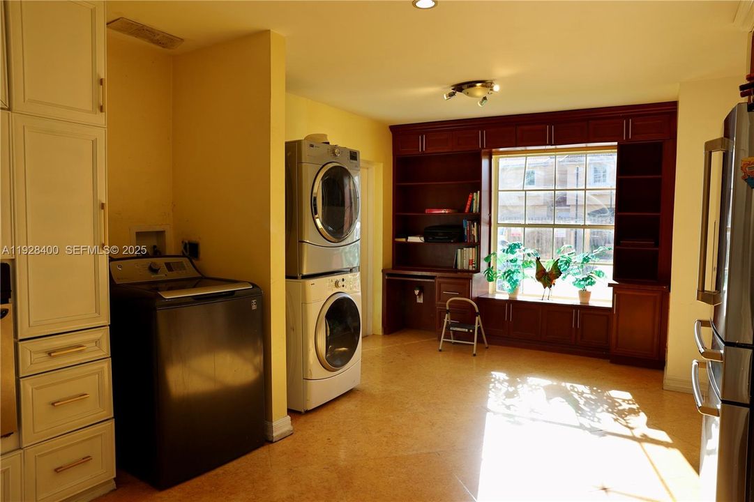 For Sale: $550,000 (3 beds, 2 baths, 1638 Square Feet)