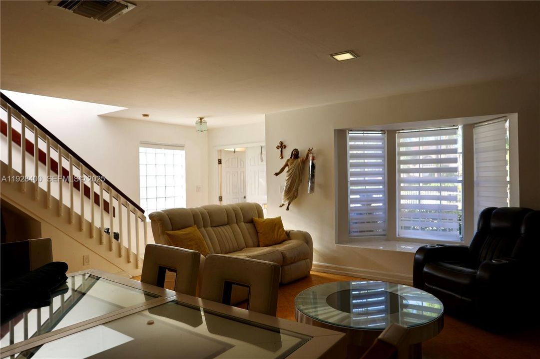 For Sale: $550,000 (3 beds, 2 baths, 1638 Square Feet)