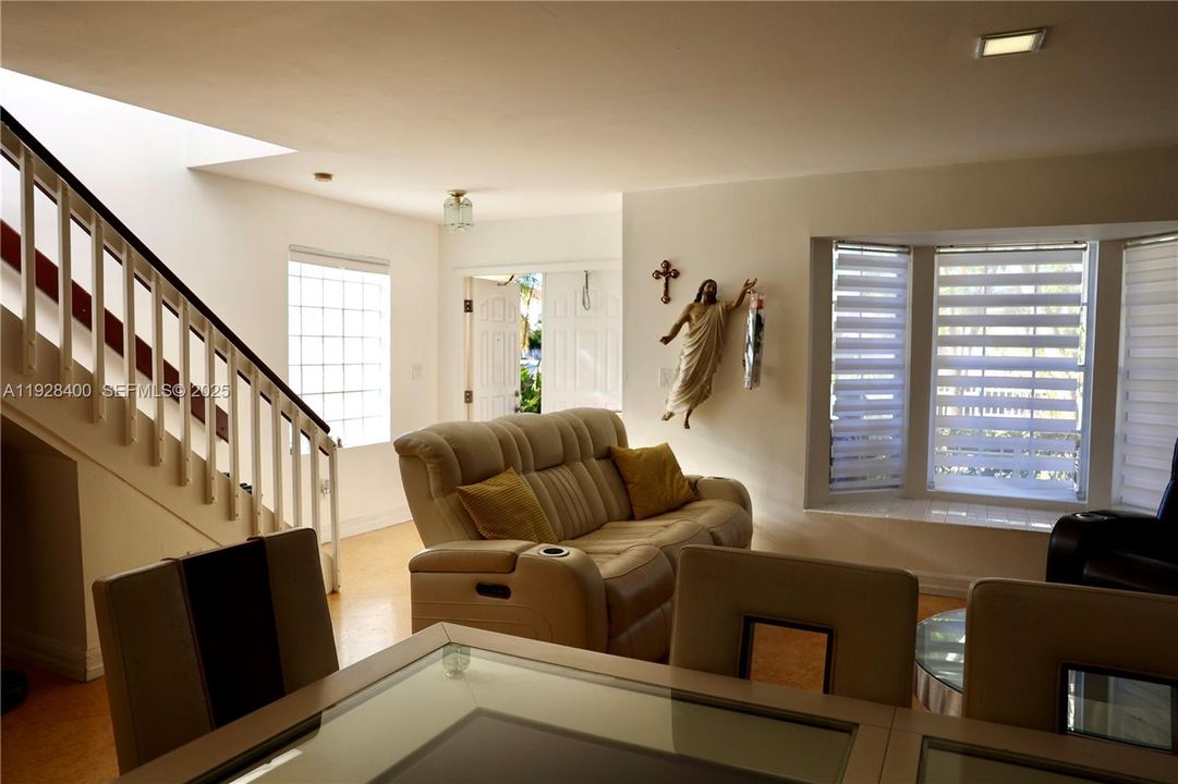 For Sale: $550,000 (3 beds, 2 baths, 1638 Square Feet)