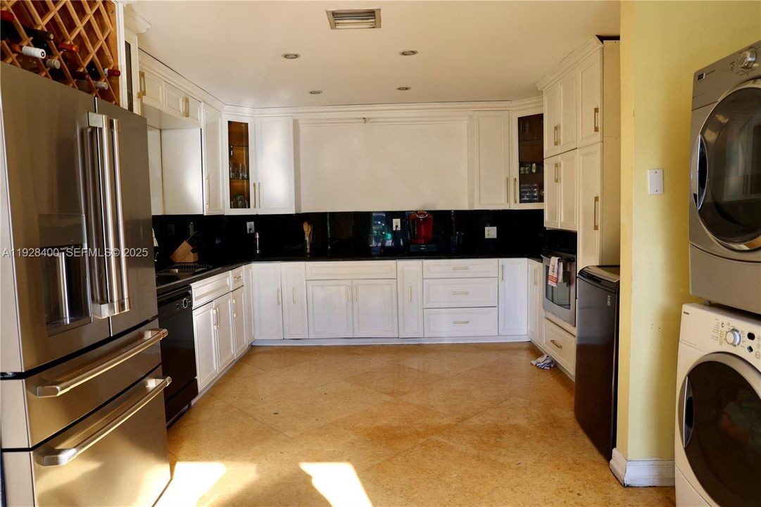 For Sale: $550,000 (3 beds, 2 baths, 1638 Square Feet)