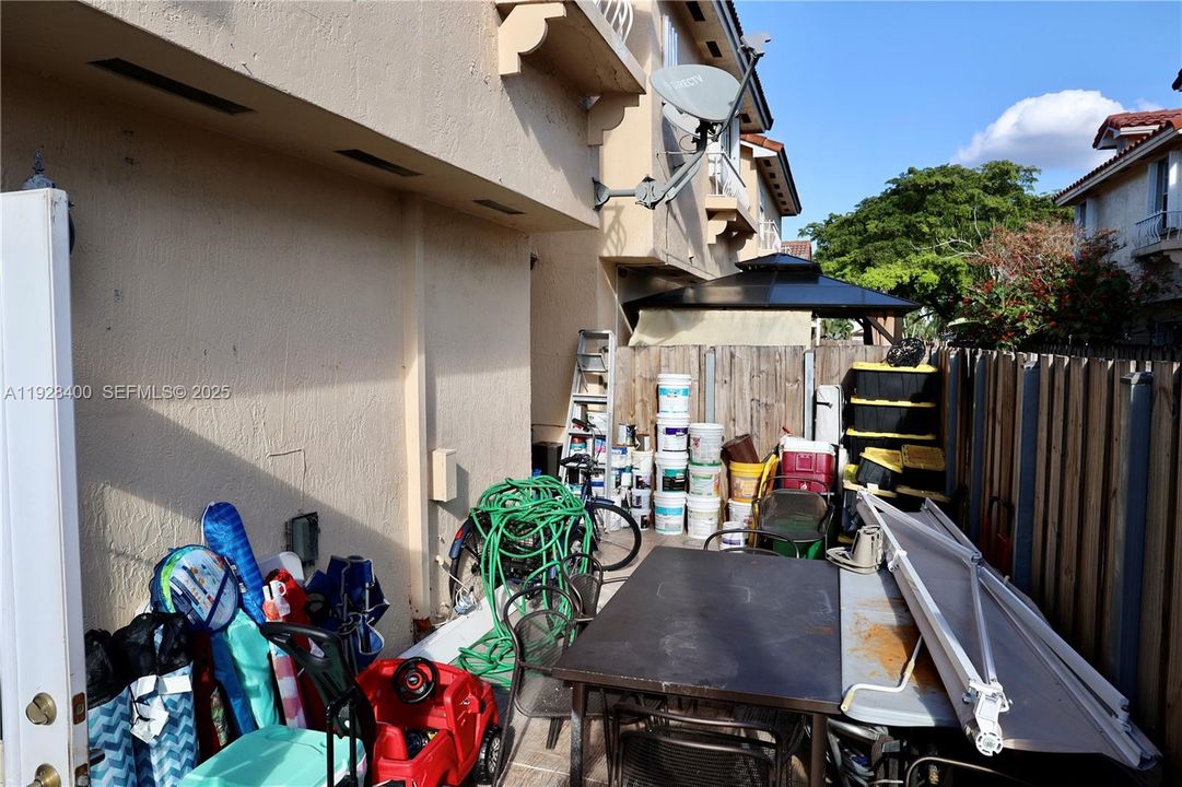 For Sale: $550,000 (3 beds, 2 baths, 1638 Square Feet)