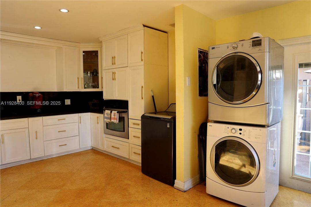 For Sale: $550,000 (3 beds, 2 baths, 1638 Square Feet)