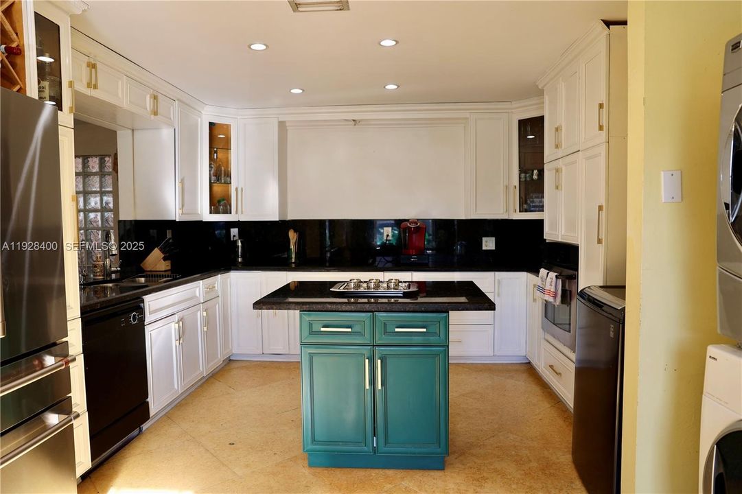 For Sale: $550,000 (3 beds, 2 baths, 1638 Square Feet)