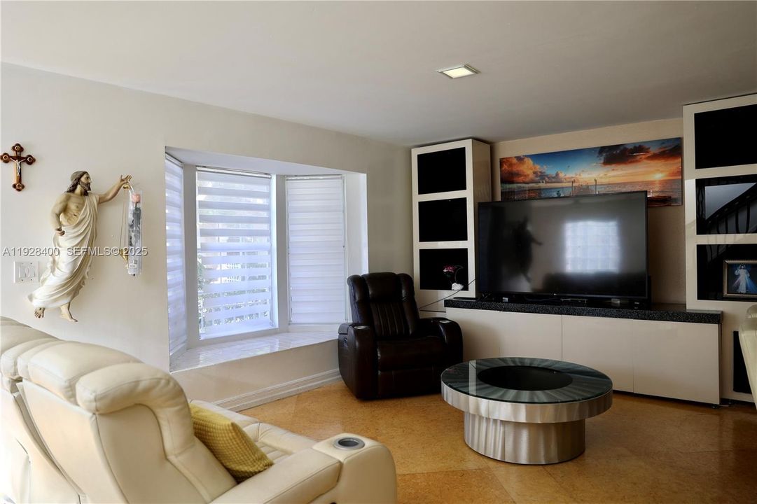 For Sale: $550,000 (3 beds, 2 baths, 1638 Square Feet)