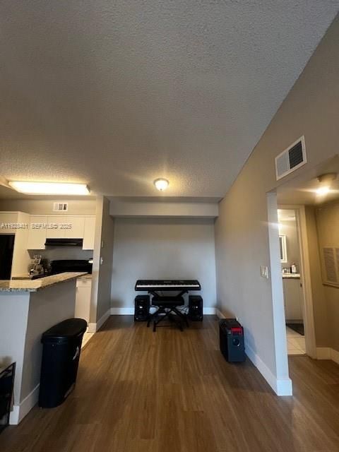 For Rent: $1,975 (1 beds, 1 baths, 805 Square Feet)