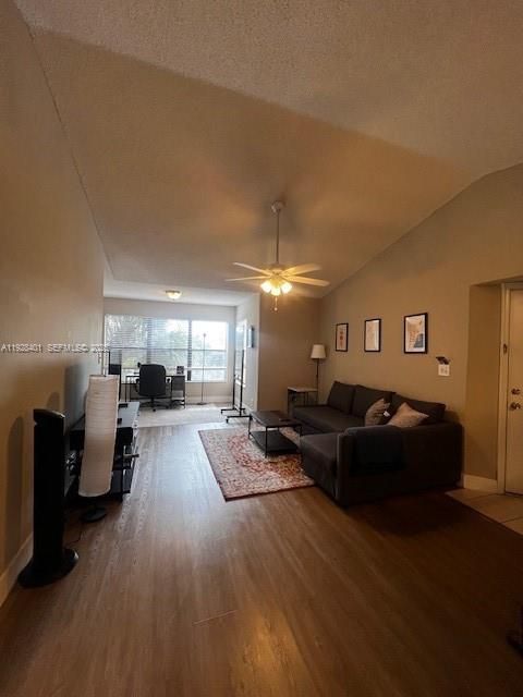 For Rent: $1,975 (1 beds, 1 baths, 805 Square Feet)
