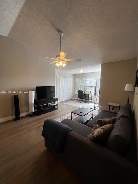 For Rent: $1,975 (1 beds, 1 baths, 805 Square Feet)