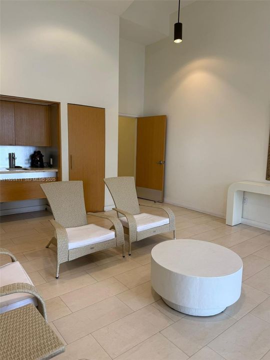 For Sale: $699,000 (1 beds, 1 baths, 800 Square Feet)