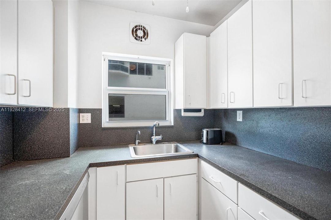 For Sale: $550,000 (2 beds, 2 baths, 1134 Square Feet)