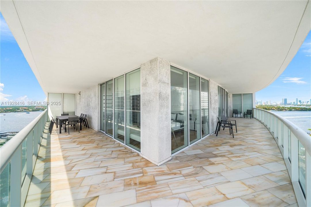 В аренду: $11,500 (2 спален, 2 ванн, 1370 Квадратных фут)