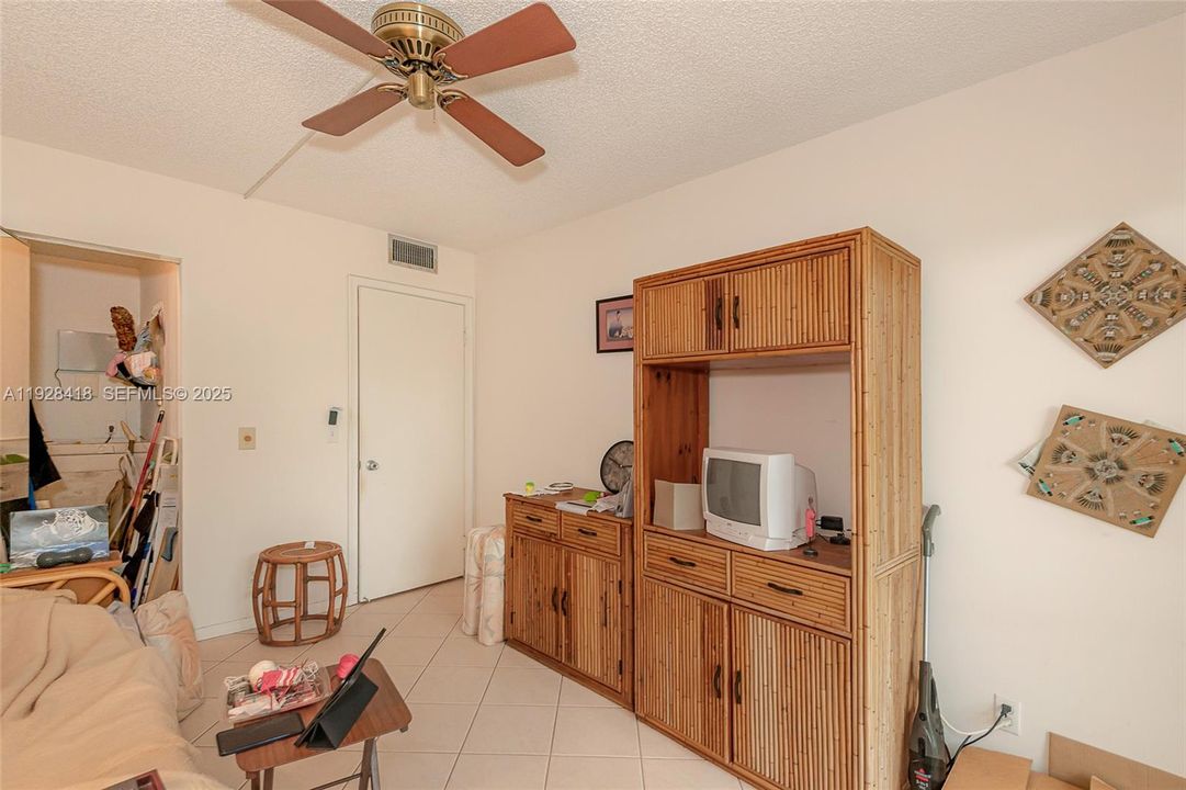 For Sale: $115,000 (2 beds, 1 baths, 953 Square Feet)