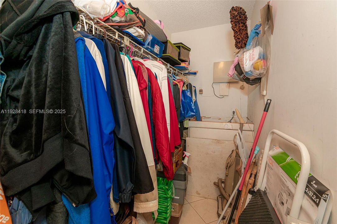 For Sale: $115,000 (2 beds, 1 baths, 953 Square Feet)