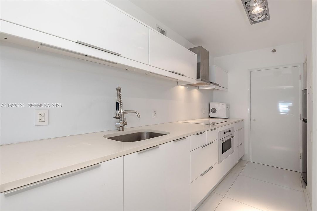 For Rent: $2,500 (0 beds, 1 baths, 550 Square Feet)