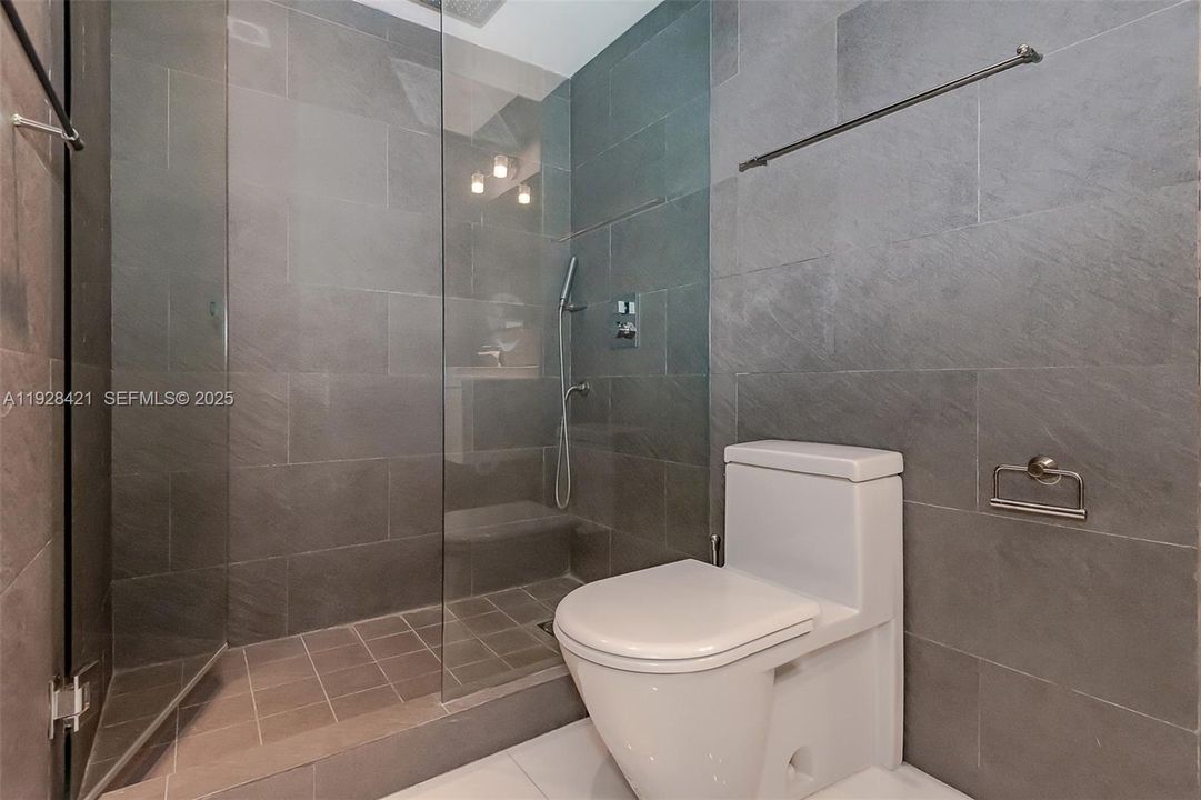 For Rent: $2,500 (0 beds, 1 baths, 550 Square Feet)