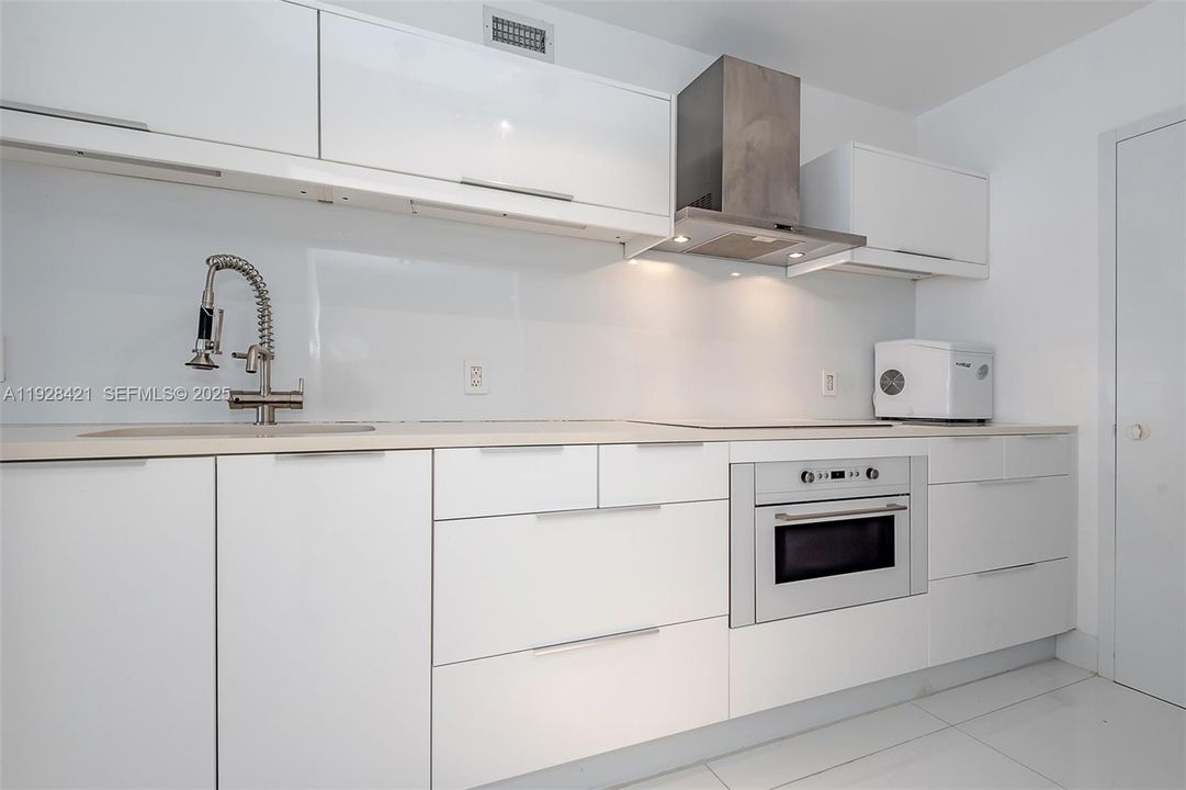 For Rent: $2,500 (0 beds, 1 baths, 550 Square Feet)