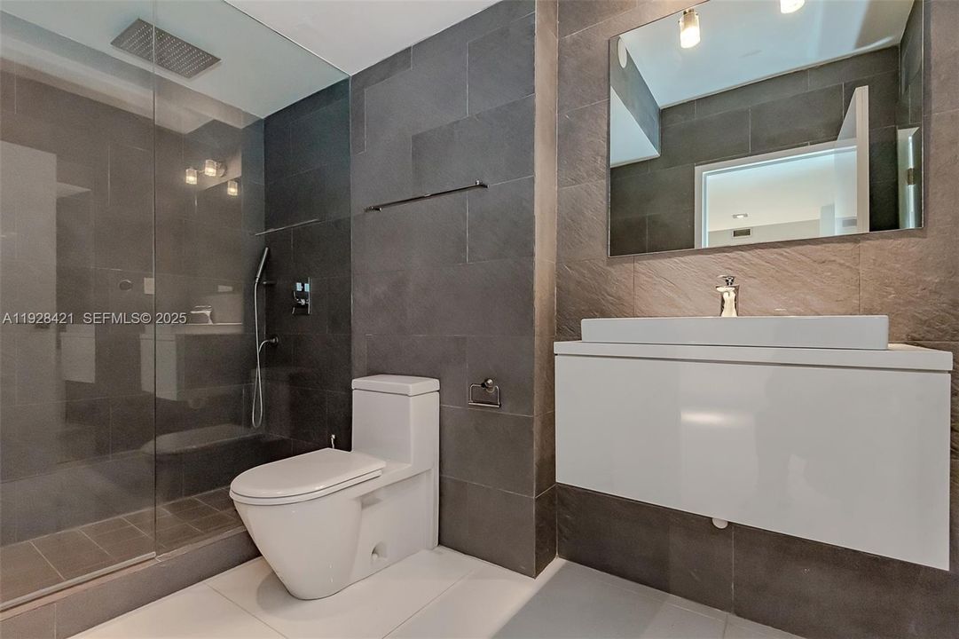 For Rent: $2,500 (0 beds, 1 baths, 550 Square Feet)