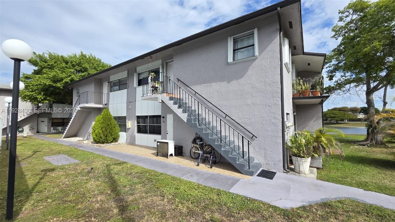 For Rent: $2,250 (2 beds, 2 baths, 856 Square Feet)