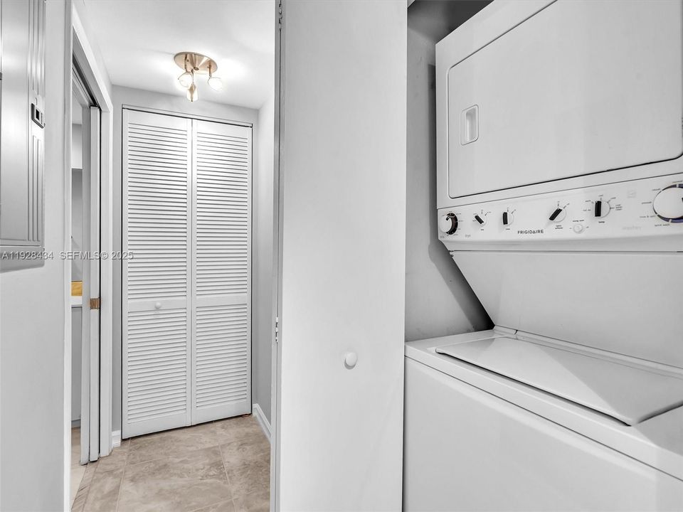 For Rent: $2,975 (2 beds, 2 baths, 1179 Square Feet)