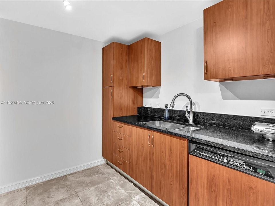 For Rent: $2,975 (2 beds, 2 baths, 1179 Square Feet)