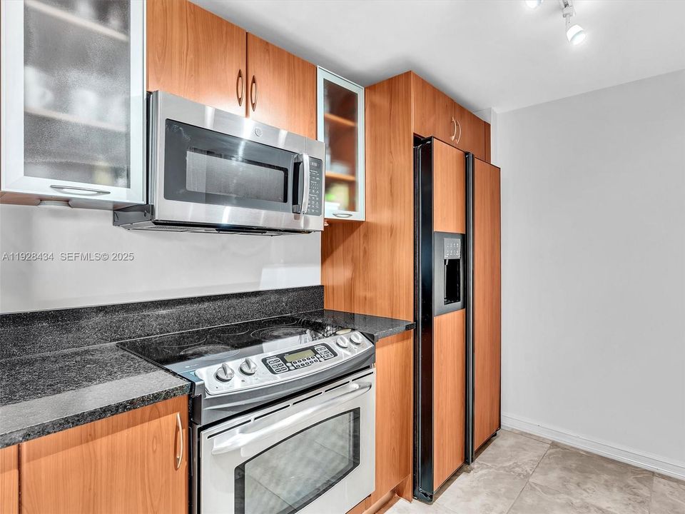 For Rent: $2,975 (2 beds, 2 baths, 1179 Square Feet)