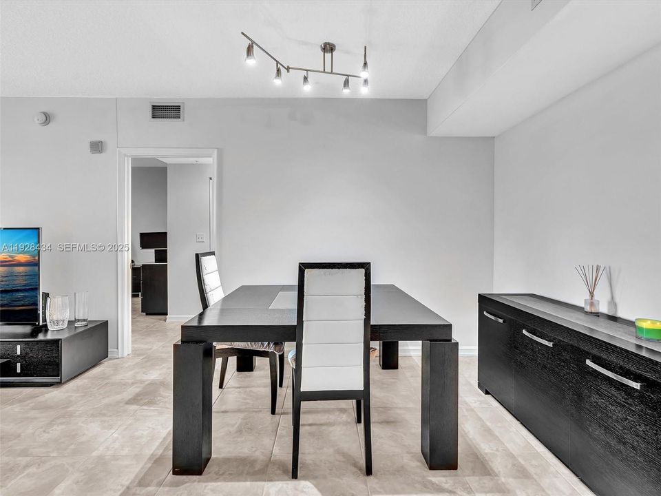 For Rent: $2,975 (2 beds, 2 baths, 1179 Square Feet)