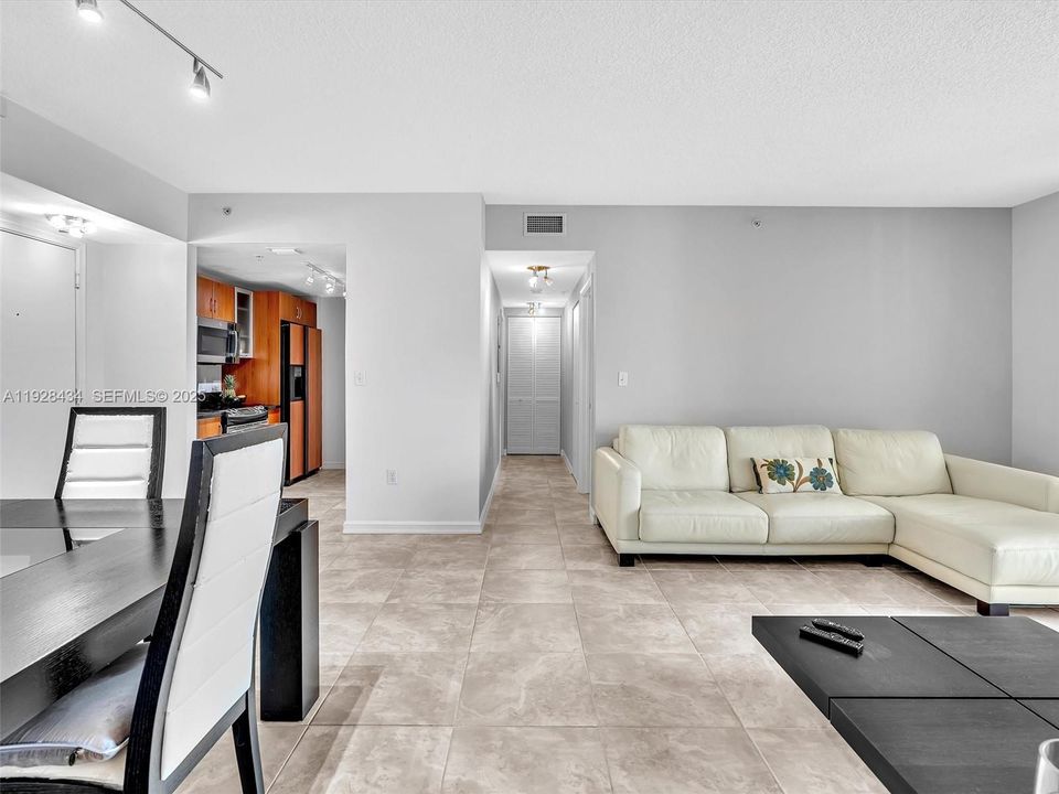 For Rent: $2,975 (2 beds, 2 baths, 1179 Square Feet)