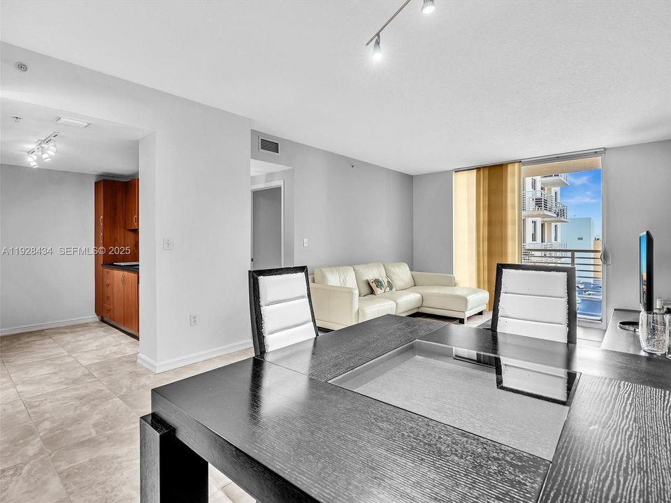 For Rent: $2,975 (2 beds, 2 baths, 1179 Square Feet)