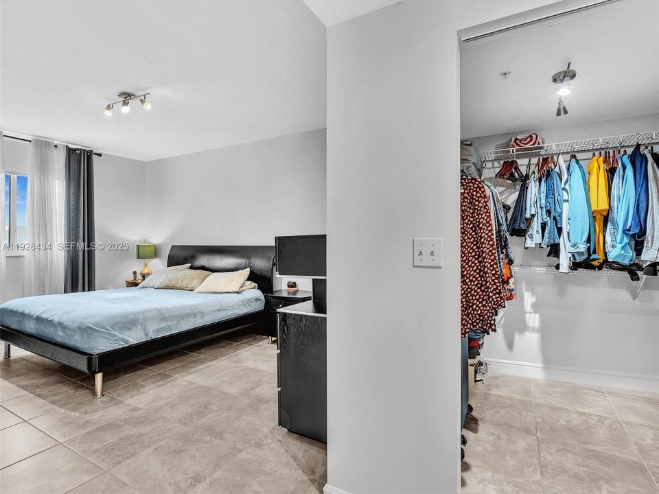 For Rent: $2,975 (2 beds, 2 baths, 1179 Square Feet)