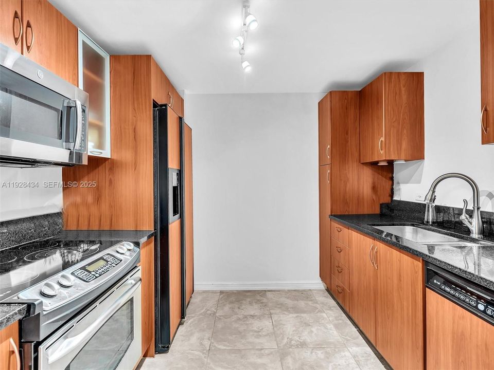 For Rent: $2,975 (2 beds, 2 baths, 1179 Square Feet)