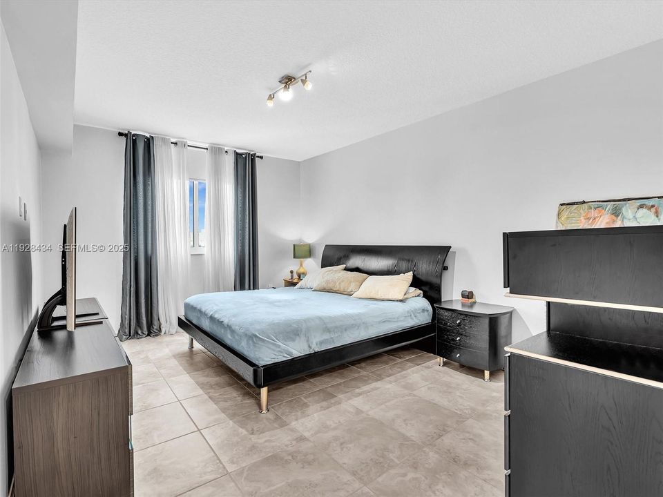 For Rent: $2,975 (2 beds, 2 baths, 1179 Square Feet)