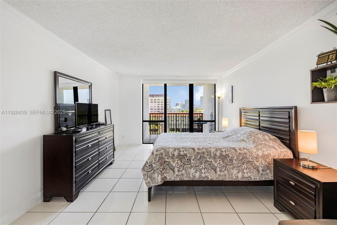 На продажу: $343,500 (2 спален, 2 ванн, 1020 Квадратных фут)