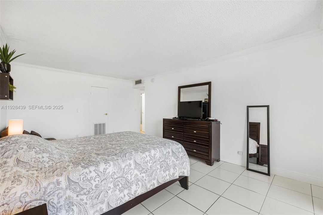 На продажу: $343,500 (2 спален, 2 ванн, 1020 Квадратных фут)