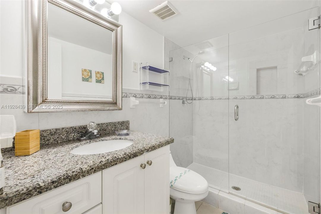 На продажу: $343,500 (2 спален, 2 ванн, 1020 Квадратных фут)