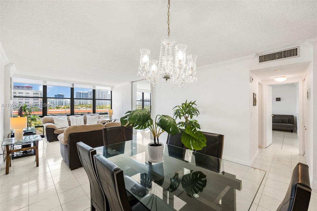 На продажу: $343,500 (2 спален, 2 ванн, 1020 Квадратных фут)