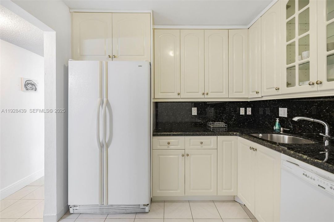 На продажу: $343,500 (2 спален, 2 ванн, 1020 Квадратных фут)