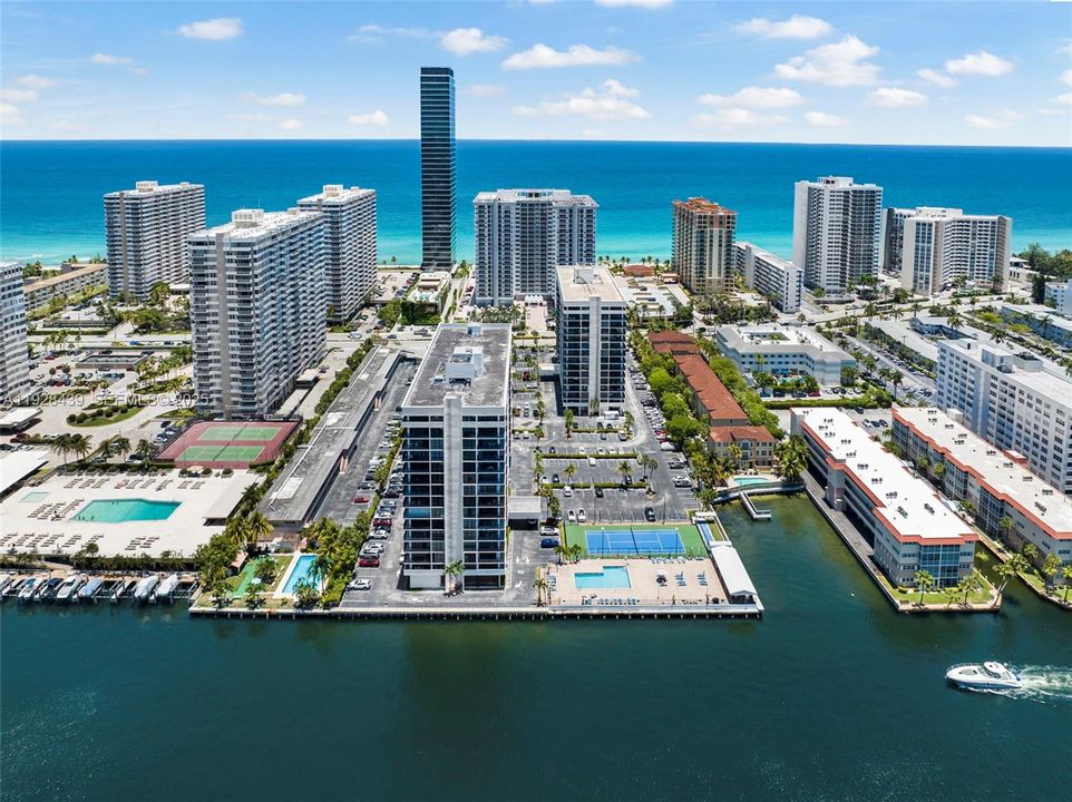 На продажу: $343,500 (2 спален, 2 ванн, 1020 Квадратных фут)