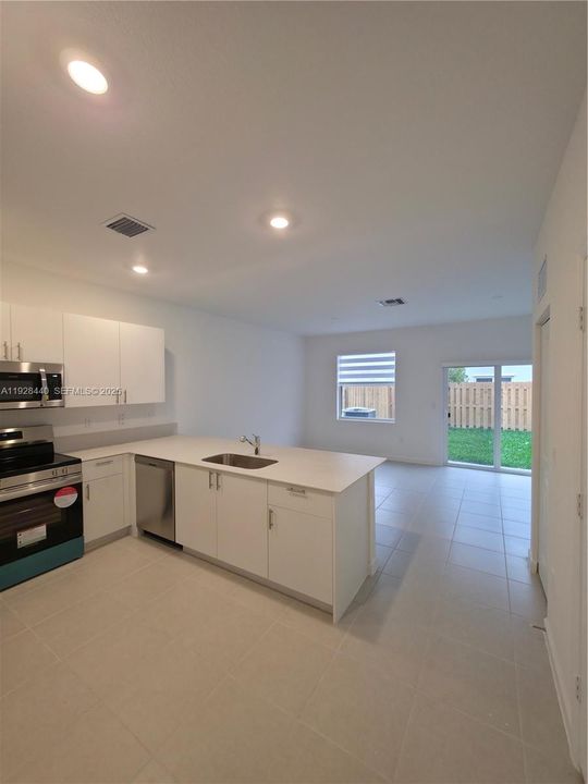 For Rent: $2,200 (3 beds, 2 baths, 1414 Square Feet)