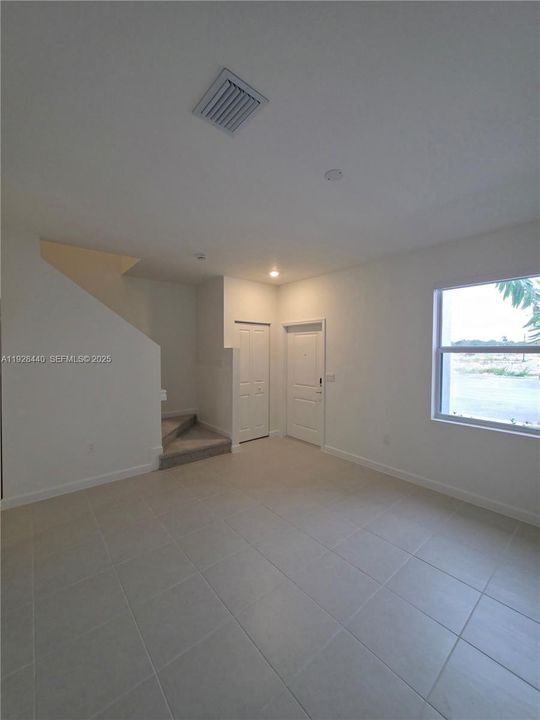 For Rent: $2,200 (3 beds, 2 baths, 1414 Square Feet)