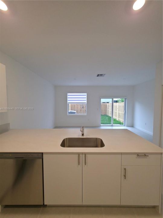 For Rent: $2,200 (3 beds, 2 baths, 1414 Square Feet)