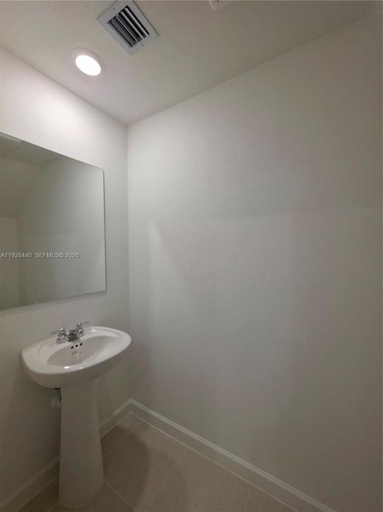 For Rent: $2,200 (3 beds, 2 baths, 1414 Square Feet)