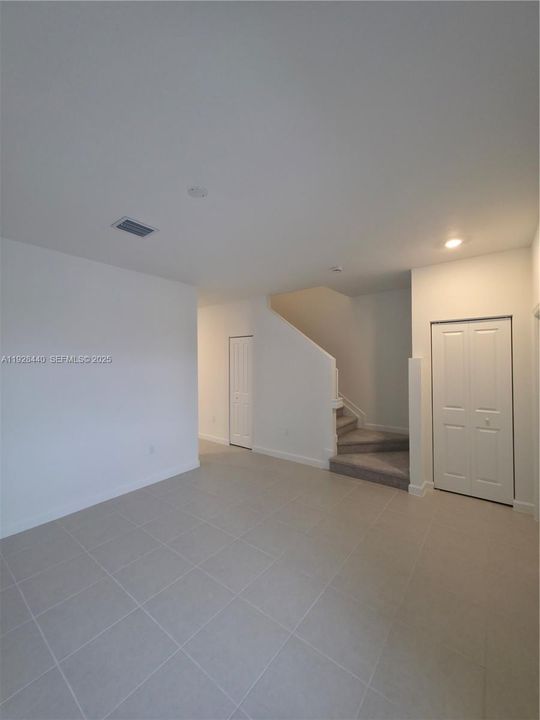 For Rent: $2,200 (3 beds, 2 baths, 1414 Square Feet)