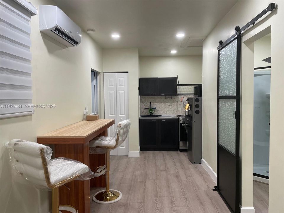 For Rent: $1,000 (0 beds, 1 baths, 300 Square Feet)